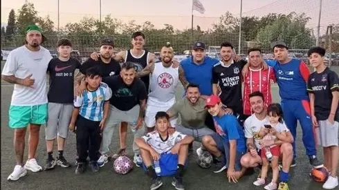 Vidal se prepara para volver al fútbol competitivo jugando pichangas
