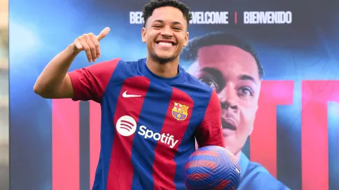 Vitor Roque es presentado en Barcelona como una estrella
