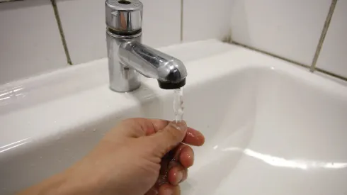 El corte de agua afectará a tres comunas de Santiago.
