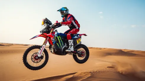 José Ignacio Cornejo sube a Chile al podio en las motos del Dakar 2024.
