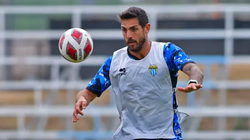 Larrivey entrena como un jugador más en Magallanes para el 2024.
