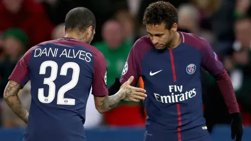 Neymar le da una mano a Dani Alves, en juicio por abuso sexual.
