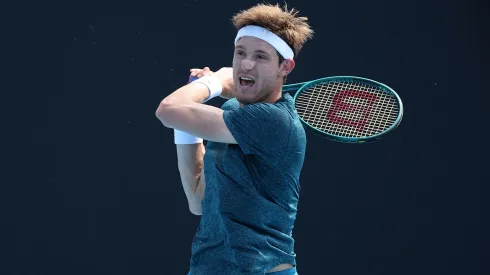 Nicolás Jarry se recupera en su debut en el Australian Open 2024.
