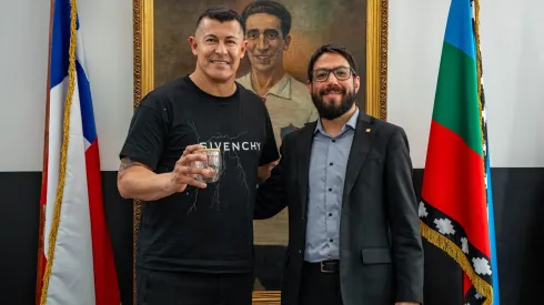 El presidente del Club Social, Matías Camacho, recibió con felicidad a Jorge Almirón.
