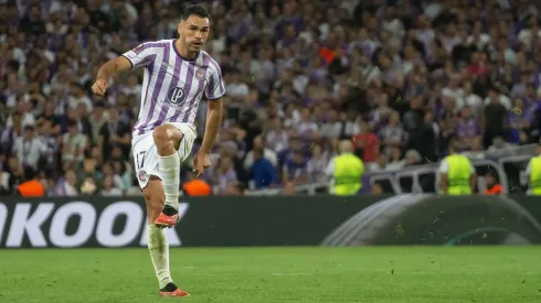 Gabriel Suazo le da una mano a su equipo para acabar mala racha en Francia.
