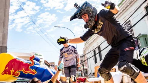 Pedro Ferreira celebra tras ganar el Red Bull Valparaíso Cerro Abajo en 2019.
