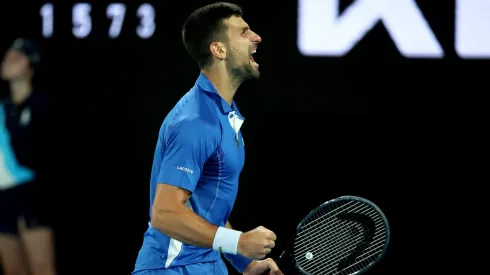 Novak Djokovic pasó a tercera ronda del Abierto de Australia, y se enfrascó en una discusión con un espectador.
