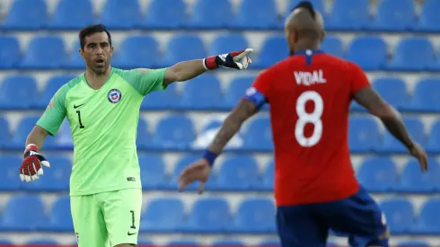 Claudio Bravo y Arturo Vidal... ¿se encontrarán de nuevo en Colo Colo?
