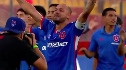 Marcelo Díaz terminó el partido con lágrimas en los ojos y cantando junto a la barra de la U.
