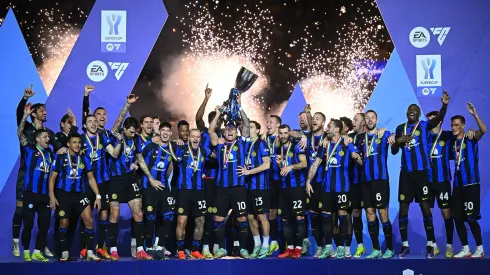 Alexis Sánchez celebra con Inter de Milán la Supercopa de Italia.
