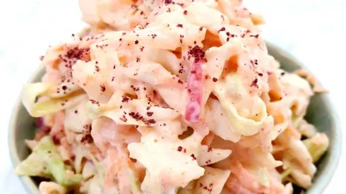 Anota esta deliciosa receta de coleslaw paso a paso.
