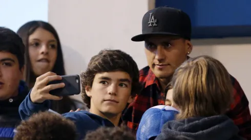 Nicolás Castillo, siempre atento con el hincha.
