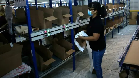 Mujeres trabajadoras en empresas.
