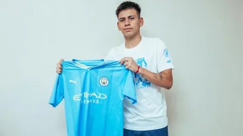 Echeverri ya posa con la camiseta del City.
