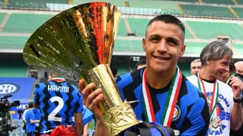 Alexis Sánchez con el Scudetto en 2021

