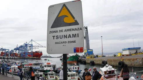 Letreros de zona de amenaza de tsunami en el muelle Prat de Valparaiso.<br />
Sebastian Cisternas/ Aton Chile
