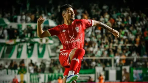 Alarcón celebra uno de sus goles en Huracán
