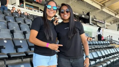 Bárbara Sánchez y Denisse Orellana en el estadio Monumental.
