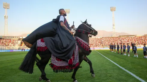 Arturo Vidal se paseo en un caballo por el estadio Monumental.
