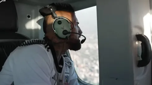 Arturo Vidal disfruta su vuelo por Santiago.
