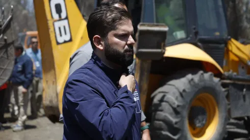 Presidente Gabriel Boric Font inspecciona la remoción de escombros en sector El Patagual, fuertemente afectada por los incendios forestales.
