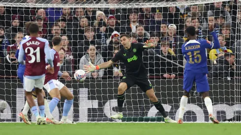 Emiliano Martínez humillado en derrota de Aston Villa por FA Cup.

