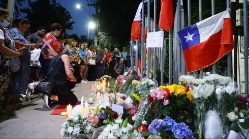 Santiago, 6 febrero 2024.<br />
Comienzan a llegar ofrendas a la residencia del ex presidente Sebastian Piñera. El ex mandatario fallecio esta tarde luego que su helicoptero capotara en el lago Ranco.<br />
Marcelo Hernandez/Aton Chile
