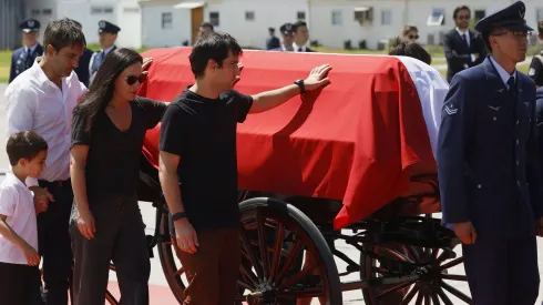 El cuerpo del expresidente Sebastián Piñera llega a la loza del aeropuerto del Grupo 10 de la Fach. 
