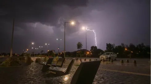 La Dirección Meteorológica de Chile alertó de tormentas eléctricas en varias regiones del país.
