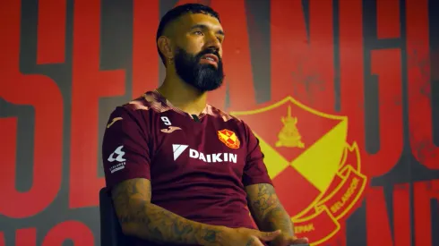 Ronnie Fernández revela su idolatría por Vidal y Henry en su llegada al Selangor.
