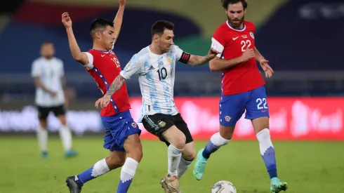 Tomás Alarcón marca a Lionel Messi en la Copa América 2021. 
