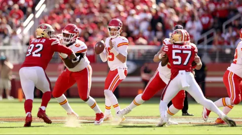 Kansas City Chiefs y San Francisco 49ers disputan el Super Bowl.
