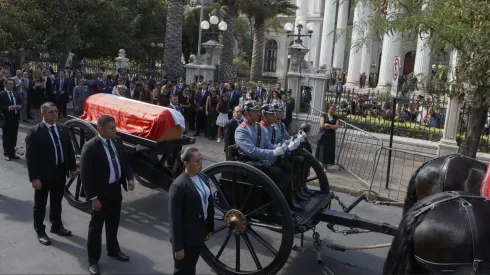 Los restos del ex presidente Sebastian Piñera son trasladados a la Catedral desde el ex Congreso Nacional durante los funerales de estado. 
