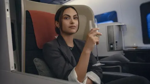 Camila Mendes conversó en exclusiva con RedCarpet.
