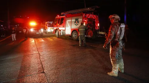Personal del ejército patrullan el sector de Villa Independencia durante el toque de queda decretado en la comuna de Viña del Mar tras los incendios que afectaron la región de Valparaíso.
