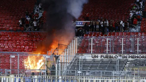 Barristas prendieron fuego cerca del memorial
