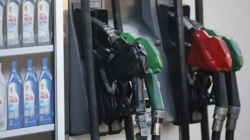 Revisa qué pasa con el precio de la bencina desde este jueves 15 de febrero.
