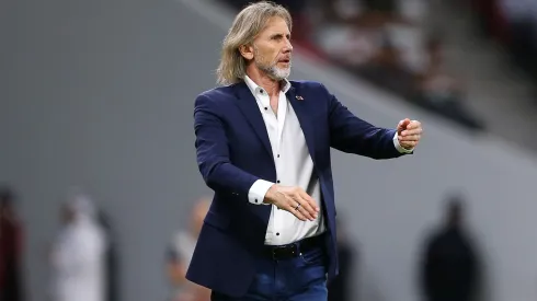 Ricardo Gareca recibe odio de la prensa peruana y los hinchas por venir a dirigir en Chile.
