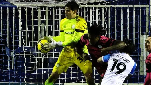 Vicente Reyes destaca en su debut en la cuarta división de Inglaterra.
