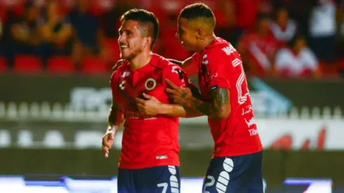 Bryan Carrasco celebra un gol junto a Diego Chávez, quien falleció este 14 de febrero de 2024. 
