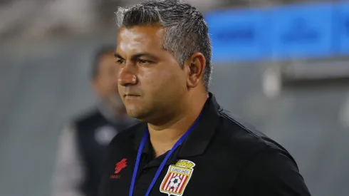 Damián Muñoz dirigiendo a Curicó Unido frente a Cerro Porteño en Libertadores.
