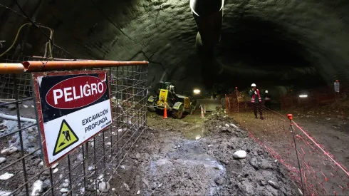 Santiago, 25 de Abril 2023.<br />
 El ministro de Transportes, la ministra de la Secretara General de Gobierno,  el presidente del Directorio de Metro de Santiago,  y la alcaldesa de Las Condes, , inspeccionan los trabajos de excavacion del nuevo trazado que Òconectar las comunas de Renca con Vitacura en solo 37 minutos en la futura line 7.<br />
Javier Salvo/ Aton Chile
