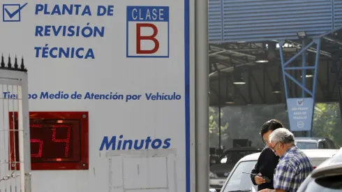 Fila de una hora en una planta de revisión técnica (febrero 2016)
