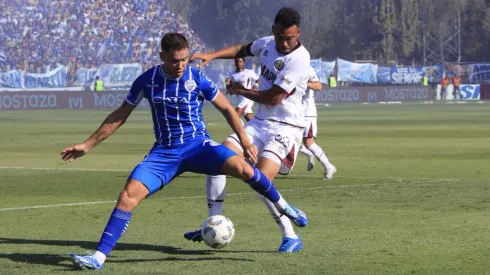 Godoy Cruz se protege con la vista de reojo en el duelo ante Colo Colo. 
