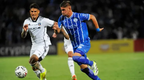 Tomás Badaloni lucha un balón con Alan Saldivia. Colo Colo venció a Godoy Cruz por 1-0. 
