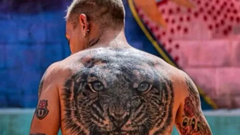 Edu Vargas tiene tatuado un león gigante en su espalda y la insignia de la U en su brazo izquierdo
