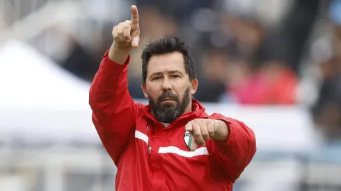 Pablo Vitamina Sánchez dirigiendo a Palestino vs. Magallanes: 2023.
