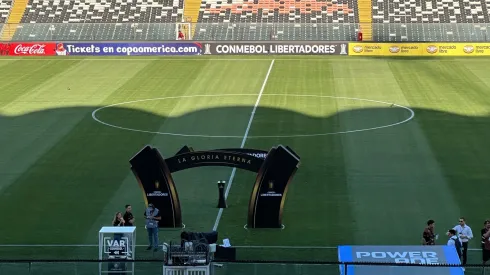 El estado de la cancha del Estadio Monumental tras críticas y arreglos.
