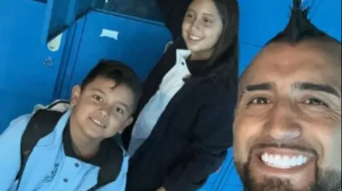 Vidal junto a sus hijos Elizabetta y Emiliano en el colegio
