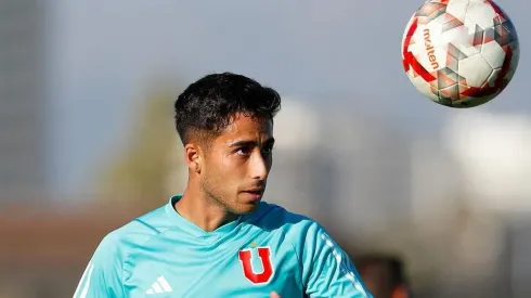 Lucas Assadi estuvo presente en el entrenamiento de la U.
